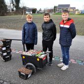 Drei Buben räumen Neujahrsmüll weg