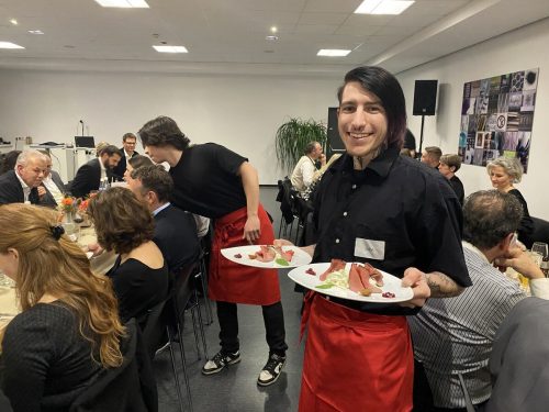 Lehrling Luca servierte den ersten Gang mit Roastbeef und Selleriesalat.  VN/JUN