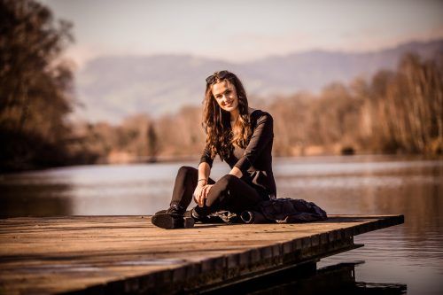 Lisa aus Weiler hat am Wochenende am Alten Rhein in Altach noch frühlingshaftes Wetter genossen. Jetzt ist wieder Schnee im Anflug.  VN/Steurer