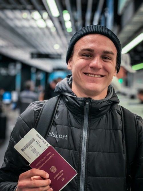 Lukas Fridrikas am Flughafen Zürich, bevor es in die Türkei ging. SCA