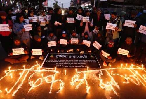 Mahnwache zum Gedenken an die Opfer des Flugzeugabsturzes in Kathmandu. reuters