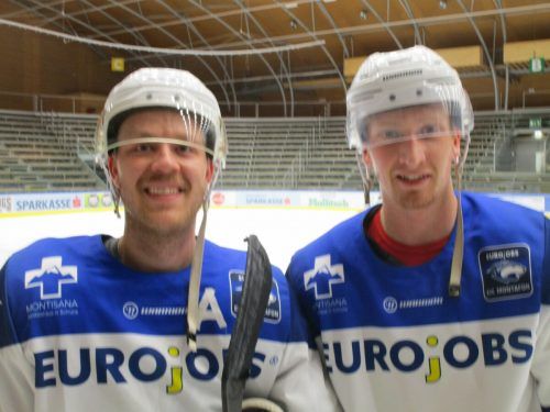 Manuel Romagna und Dominik Rauter freuen sich über den Erfolg. ehc montafon