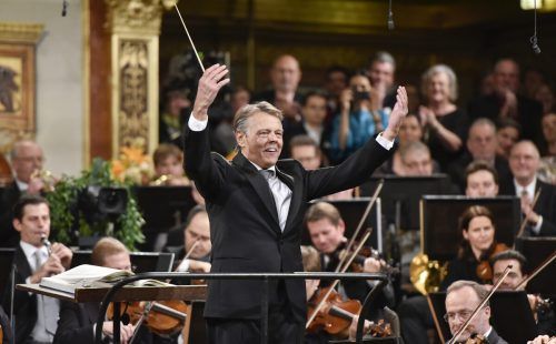 Mariss Jansons und die Wiener Philharmoniker beim Neujahrskonzerts 2016 im Wiener Musikverein.  APA/HERBERT NEUBAUER