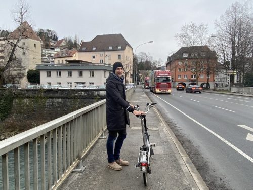Martin Mäser pendelt täglich mit dem Rad vom Bahnhof zum LKH. Künftig müsste der Arzt zwei Mal die stark befahrene L 191 queren.  VN/Haller