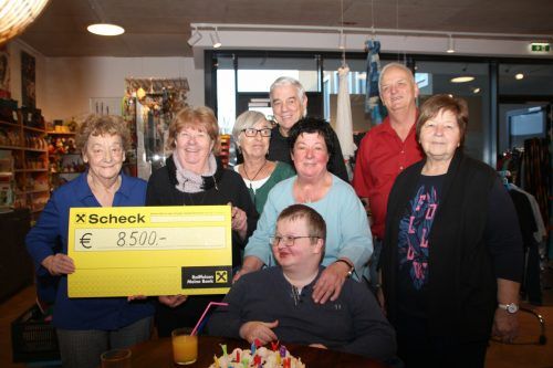 Maxi freut sich über die zahlreich gesammelten Spenden der Adventtombola. HE