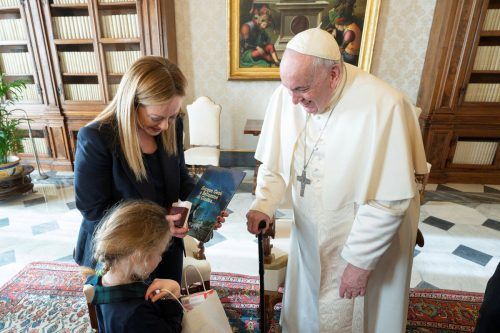 Meloni erschien im Vatikan in Begleitung ihrer Tochter.  Vatican Media/REUTERS