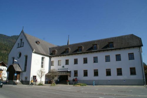 Mit einem Fußballmatch der besonderen Art sorgten Unbekannte beim Kloster Bezau für Ärger. Gemeinde Bezau