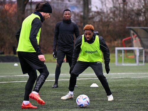 Mit neuer Frisur, aber immer noch in Lustenau: Bryan Teixeira wurde zwar von einer Verkühlung gebremst, im ersten Training hinterließ der 22-Jährige dennoch einen guten Eindruck. Gepa (4)