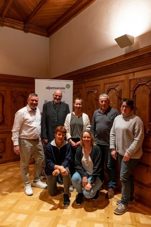 Mitglieder des Alpenvereins Montafon (stehend v. l.): Stefan Wiech, Dieter Kerbl, Birgit Marent, Toni Mangeng, Karoline Bertle, (knieend v. l.) Judith Mangeng und Elisabeth Lesgi BI