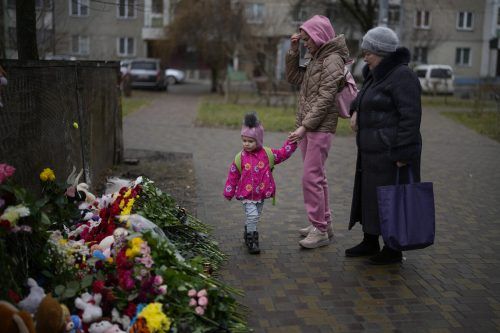 Nach dem Helikopterabsturz in der Nähe eines Kindergartens in Kiew zollen die Ukrainerinnen und Ukrainer immer noch ihren Respekt. AP