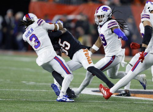 Nach dem Tackle gegen Tee Higgins ist Bills-Spieler Damar Hamlin (l.) kollabiert. USA-Today