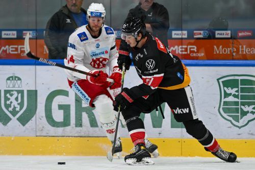Objekt der Begierde: Pioneers-Stürmer Luka Maver (r.) und KAC-Verteidiger Paul Postma bemühen sich um die Scheibe. gepa