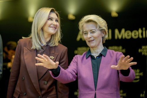 Olena Zelenska, First Lady der Ukraine, und EU-Kommissionspräsidentin Ursula von der Leyen (rechts) beim Weltwirtschaftsforum in Davos. AP