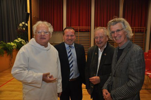 Pater Johannes Pausch, Bürgermeister Harald Witwer, Alt-Bürgermeister Helmut Gerster und OMR Dr. Klaus Zitt. HAB