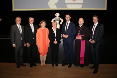 Pflegewissenschaftlerin Christel Bienstein (Mitte) mit LT-Präs. Harald Sonderegger, Bgm. Wolfgang Matt, Landesstatthalterin Barbara Schöbi-Fink, LH Markus Wallner, Bischof Benno Elbs und Vizebgm. Daniel Allgäuer. HE