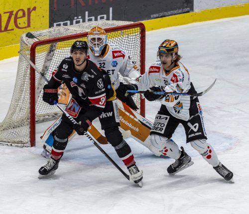 Pioneers-Angreifer Luka Maver (vorne) beschäftigt die Linzer Patrick Söllinger und Torhüter Rasmus Tirronen. Paultisch