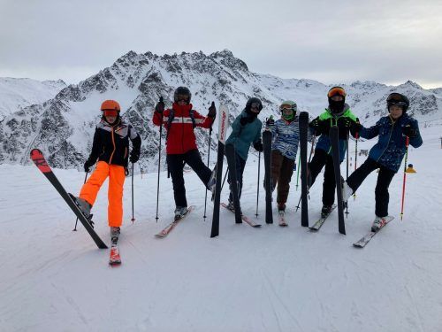 Rico, Lehrerin Christina Keplinger, Hannah, Lina, Fabio und Luis (v. l.) sind in Gargellen bester Laune.  MMS Götzis