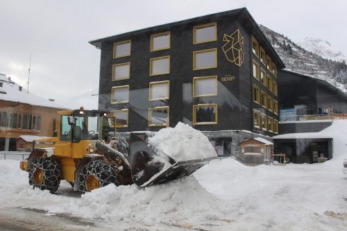 Schneeräumung im Zentrum von Warth – in diesem bisher zu warmen und schneearmen Winter ein Grund zur Freude. STP