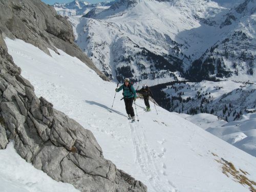 Skitourengeher auf dem Weg zur Juppenspitze. Am Sonntag wurden hier mehrere Wintersportler von einer Lawine mitgerissen. Symbol/vn