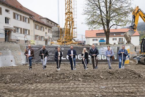 Spatenstich für die Erweiterung des Wohnprojekts Bündtlitten in Dornbirn mit Vertretern von F.M Hämmerle, Stadt, Lebenshilfe und den bauausführenden Firmen. fmHämmerle/Oberhauser