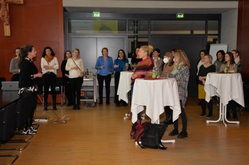 Stadträtin Karin Feurstein-Pichler (links) spricht zu den Lehrerinnen. Stadt