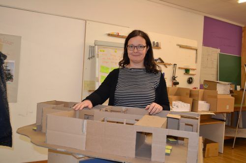 Standortleiterin Birgit Petermann unterstützt die Jugendlichen.  