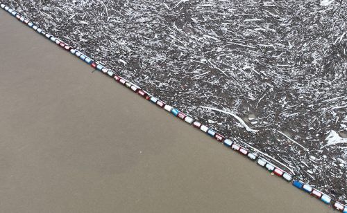 Starke Regenfälle haben Mülldeponien überflutet: Nun schwimmen Tonnen an Müll in der Drina nahe Visegrad, Bosnien und Herzegowina. Reuters