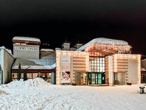 Statt in die Bar geht man hier nach dem Skifahren oftmals in die Therme.