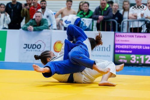Tatevik Minasyan (weißer Anzug), Schwester von Vache Adamayan, holte Gold in der U-18-Kategorie und wurde Vizemeister in der U-23-Klasse. 
               
              Judo Austria/Sellner/3