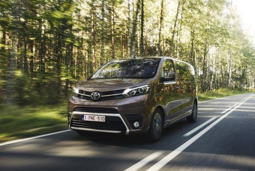 Toyota Proace: Als Diesel hat er 144 oder 177 PS, ist 4,959 oder 3,275 Meter lang. Als Stromer hat er 136 PS und ist nur in der Kurz-Variante orderbar.