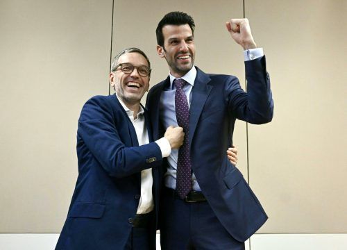 Udo Landbauer jubelt mit Herbert Kickl.