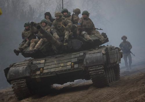 Ukrainische Soldaten positionieren sich nahe der Grenze zu Weißrussland, unmittelbar neben Tschernobyl. Reuters