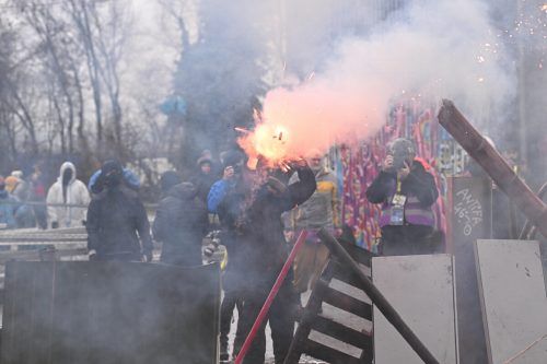 Vereinzelt wurden Molotow-Cocktails auf die Beamten geworfen. RTS, AFP