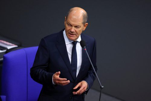 "Vertrauen Sie mir, vertrauen Sie der Bundesregierung", sagte der deutsche Kanzler Scholz im Bundestag. Reuters