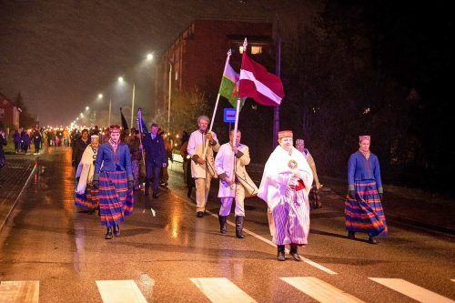 Victoria Hollerer (19) teilt ihre Erfahrungen in Lettland mit den Teilnehmern des Online-Infoabends. aha