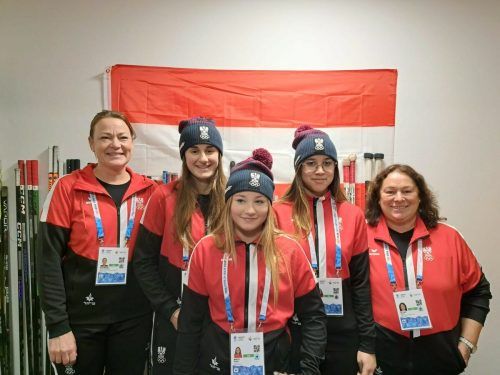 Vorarlberger Unterstützung für Österreichs Eishockey-Damenteam bei den Youth Olympics: Physiotherapeutin Astrid Rhomberg, Sophia Fleisch, Kiara Matt, Malaya Bäck und Team­leiterin Ingrid Netzer. IN