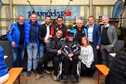 Vorne: Markus Prock, Dieter Kohler mit Enkelin Lara Huber. Hinten: Arno Sprenger, Wolfgang Eichler, Simon Tschann, Arthur Tagwerker, Helmut Tagwerker, Philipp Trattner und Thomas Schreiber. SCO