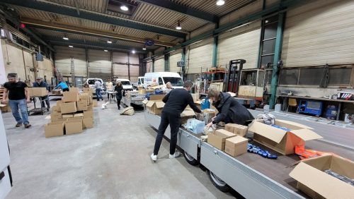 Zahlreiche Pakete wurden gepackt und auf den Raststätten im Land verteilt.