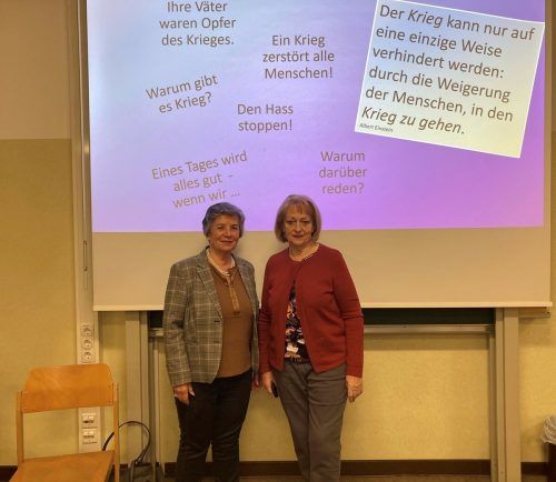 Zeitzeugengespräch an der BHAK Bregenz, mit Zeitzeugin Ingrid Portenschlager und Irene Hubmann (r.). Verein Lila Winkel