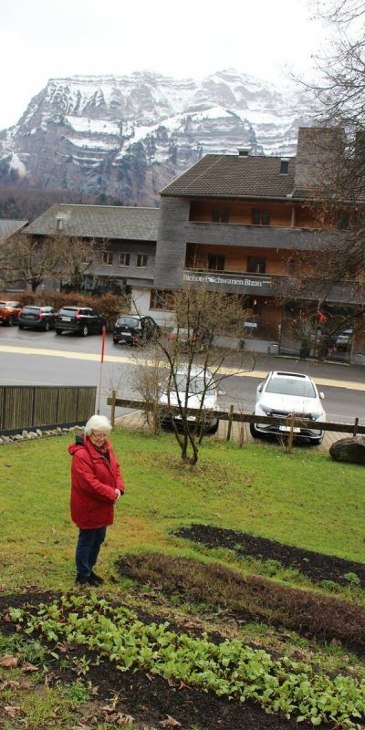 Zu den Besonderheiten zählt der Gemüsegarten auf der anderen Straßenseite.