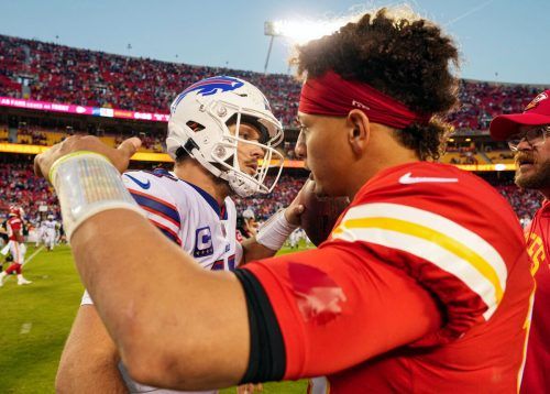 Zwei der besten Quarterbacks: Josh Allen (l.) und Patrick Mahomes (15). apa