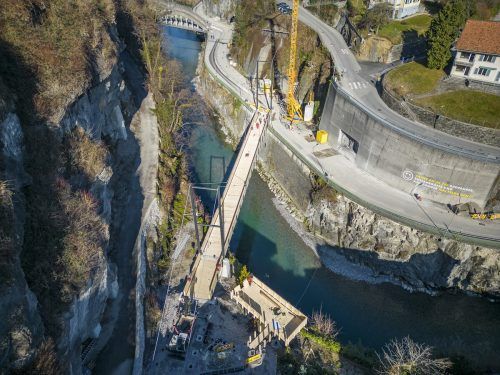 Ab Montag ist der untere Teil der Ardetzenbergstraße (rechts im Bild) gesperrt. Die Behelfsbrücke nimmt unterdessen Form an. VN/Paulitsch