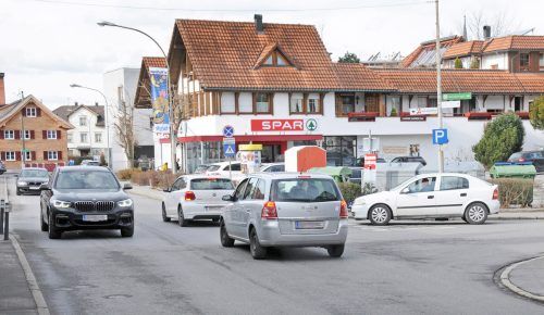 Alles steht: Die ungünstige Kreuzungslage führt zu komplizierten Situationen. Die Wertstoffcontainer weichen der neuen Kreuzungsgestaltung. AJK
