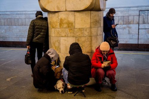 Alltag im Krieg: Erneut mussten Bewohner von Kiew in U-Bahnstationen Schutz vor russischen Bomben suchen. AFP