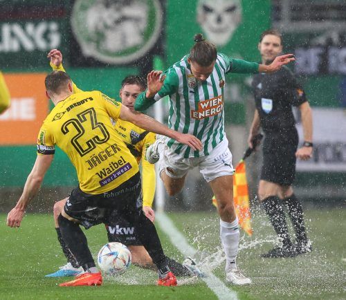 Altachs Lukas Jäger sowie Rapids Patrick Greil haben auch mit den Platzverhältnissen zu kämpfen. apa
