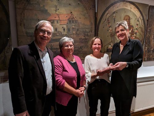 Altbürgermeister Eugen Gabriel, Vizebürgermeisterin a.D. Ilse Mock und Vizebürgermeisterin Michaela Gort mit Anita Pfefferkorn (2. v. r.).  Krankenpflegeverein