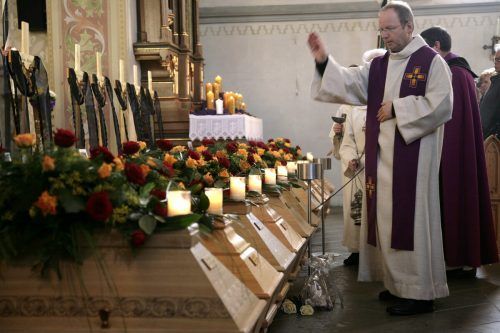Am 13. Februar verabschiedete Egg die zu diesem Zeitpunkt elf Todesopfer unter der Leitung des damaligen Generalvikars Benno Elbs. Er selbst hatte auch einen direkten Bezug zum Heim.