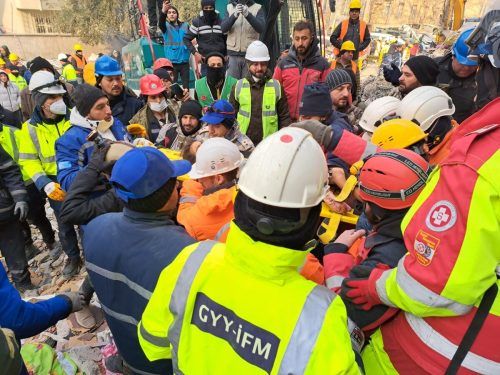 Am Freitag in den frühen Morgenstunden haben die Retter aus Vorarlberg gemeinsam mit anderen Teams eine Mutter und ihre Tochter aus den Trümmern befreit. FW Rankweil