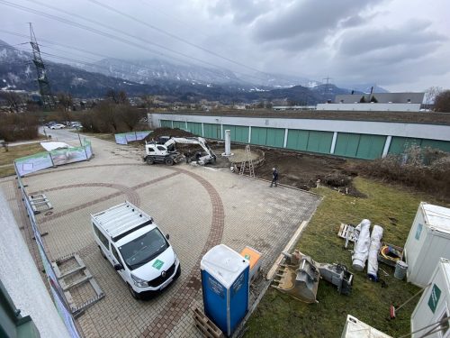 Am Montag fuhr der Bagger auf, um die Vorarbeiten durchzuführen. VN/Rauch
