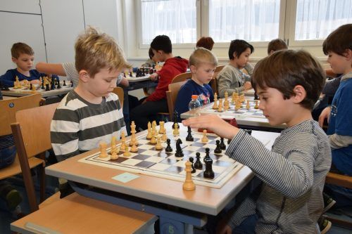 Am Wochenende wird in der Mittelschule Rheindorf Schach gespielt. Gde